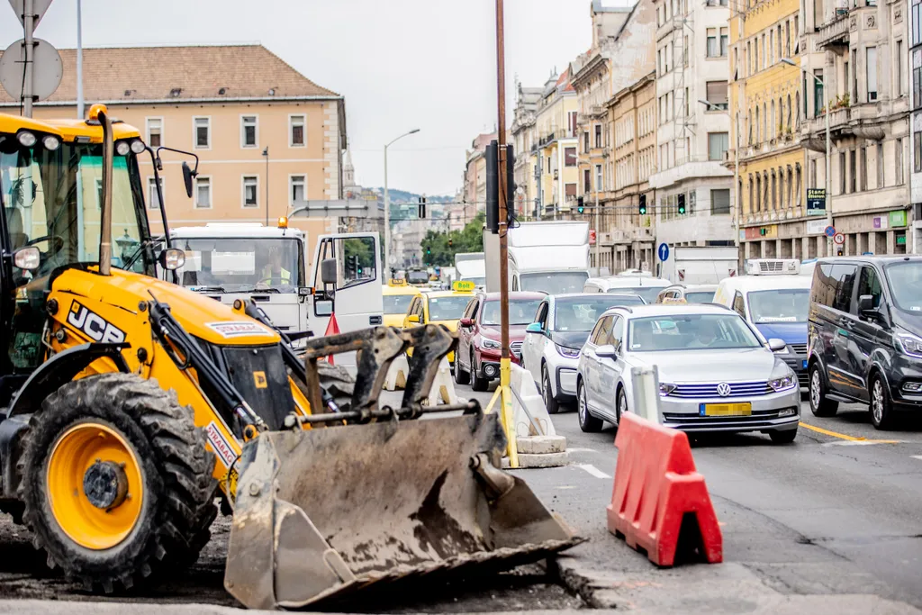 2021.07.12. Budapest, Blaha Lujza tér, dugó, közlekedés, építkezés, autó, BKV, busz, fennakadás, munkagép, torlódás 