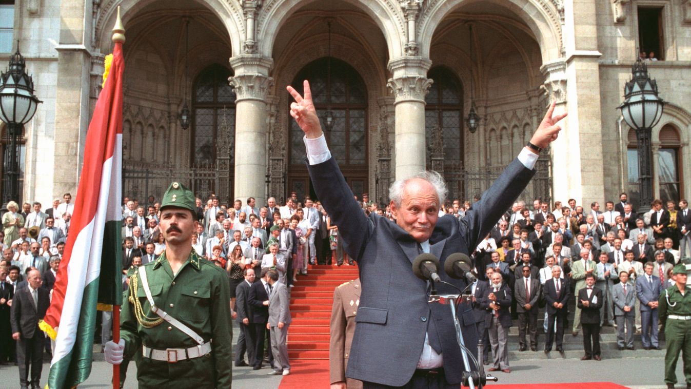 Göncz Árpád SZIMBÓLUM győzelem jele SZEMÉLY KÖZÉLETI SZEMÉLYISÉG FOGLALKOZÁSA politikus magyar zászló köztársasági elnök 