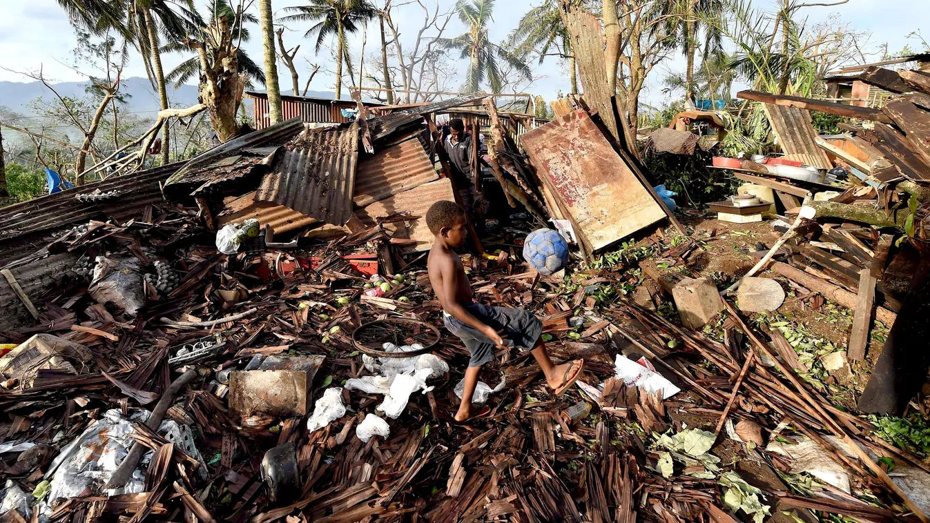 Port Villa, 2015. március 16.
Egy kisfiú családja házának romjai között Vanuatu fővárosában, Port Villában 2015. március 16-án, miután két nappal korábban a Pam trópusi ciklon söpört végig a csendes-óceáni szigetországon. (MTI/EPA/Dave Hunt) 