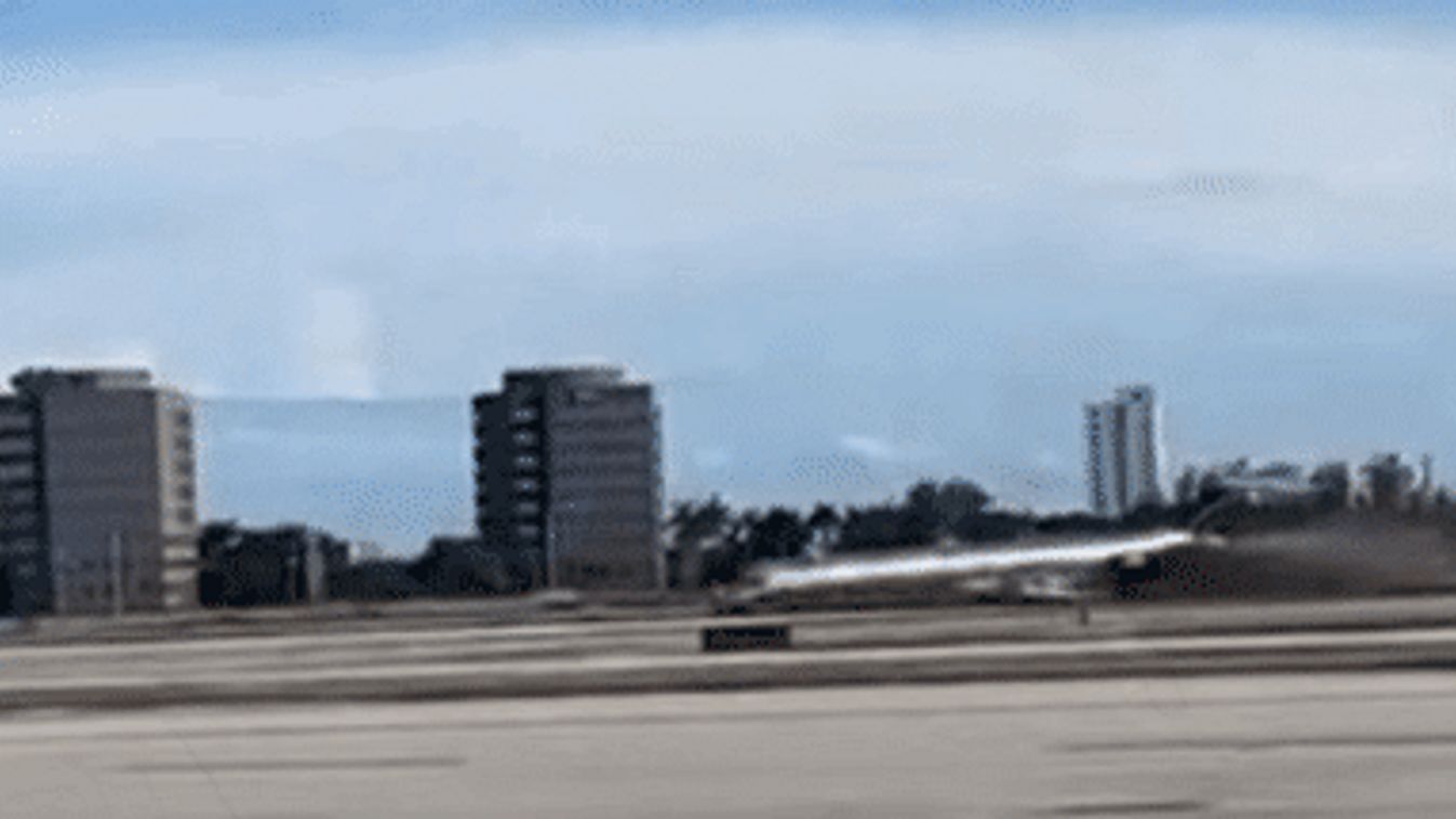 balesetet, Miami, mobiltelefonos video, utasszállító repülőgép, kifutópálya, kigyullad, GIF 