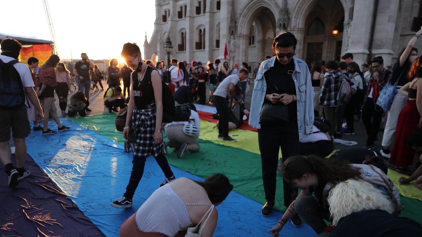 LMBTQ

A pedofiltörvény módosításai miatt tüntettek a Parlament előtt 