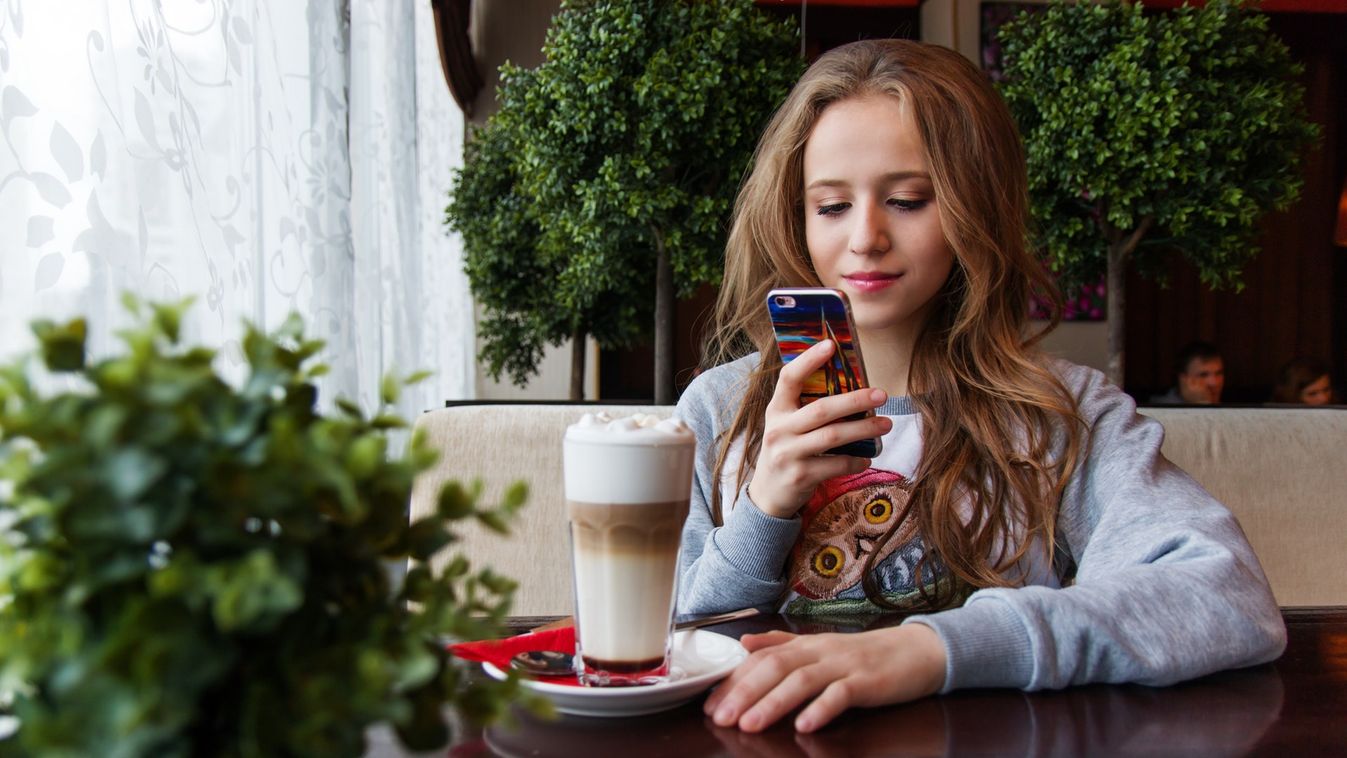 okostelefon smartphone tini mobilozás kávézó 