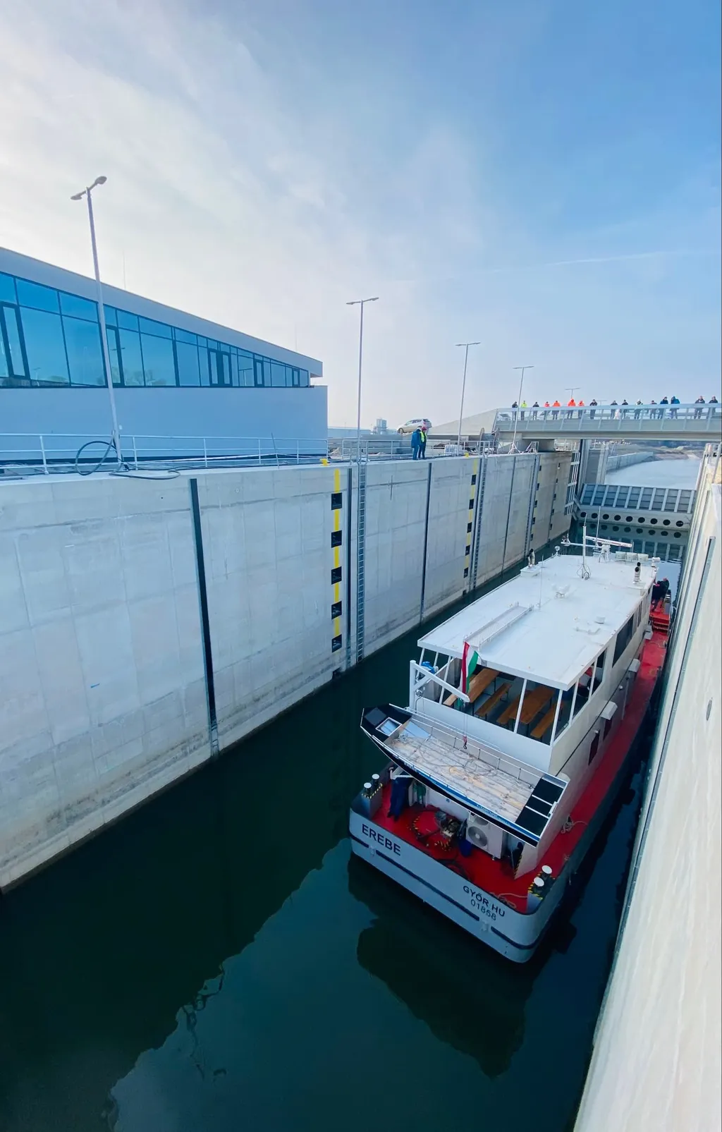 átkelt az első hajó a Mosoni-Duna vízszintjét helyreállító projektben épült zsilipen, Észak-dunántúli Vízügyi Igazgatóság, 2022.01.27-i történelmi pillanat 