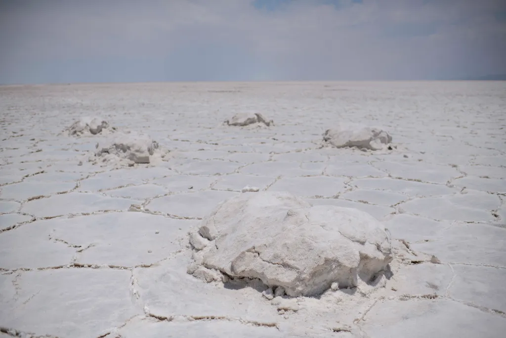másik bolygó   Horizontal View of the Salar de Uyuni, the world's largest salt flat, in Uyuni, Bolivia, on November 7, 2020. (Photo by RONALDO SCHEMIDT / AFP) 