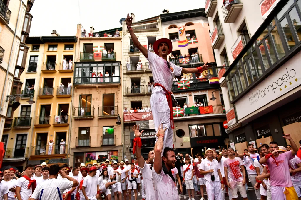 Bikafuttatás Pamlona, bika, fiesta, 
San Fermín fesztivál spanyolország,  Pamplonában 2022. július 6-án. A város védőszentjének tiszteletére 1591 óta évente megrendezett kilencnapos fiesta egyik fő attr 