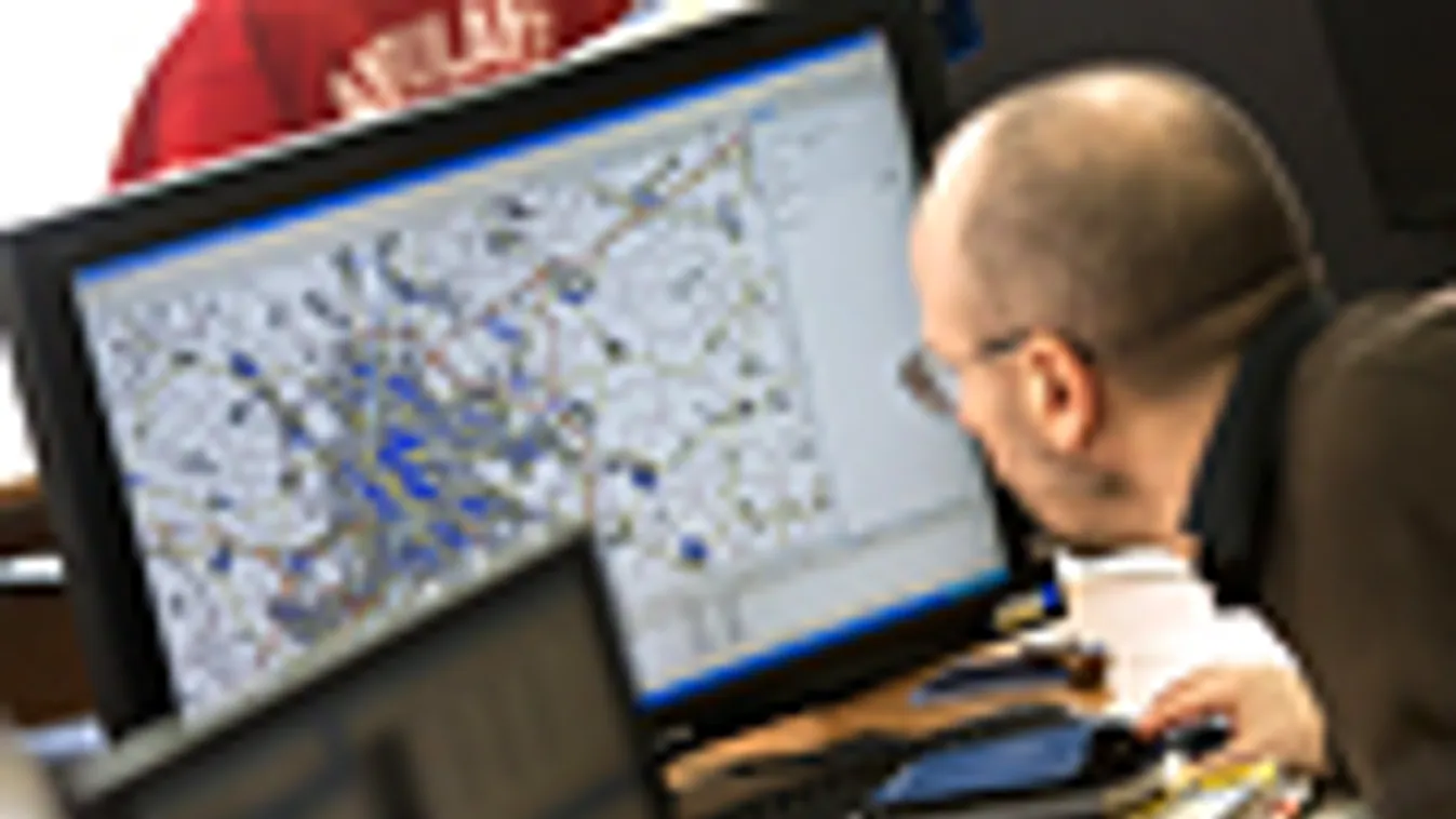 mentő, mentőszolgálat, 
A szolgálatban lévő mentőautók pillanatnyi helyzetét jelölő térkép látható egy monitoron az Országos Mentőszolgálat (OMSZ) Központi Irányító Csoportjának központjában, az V. kerületi Markó utcában