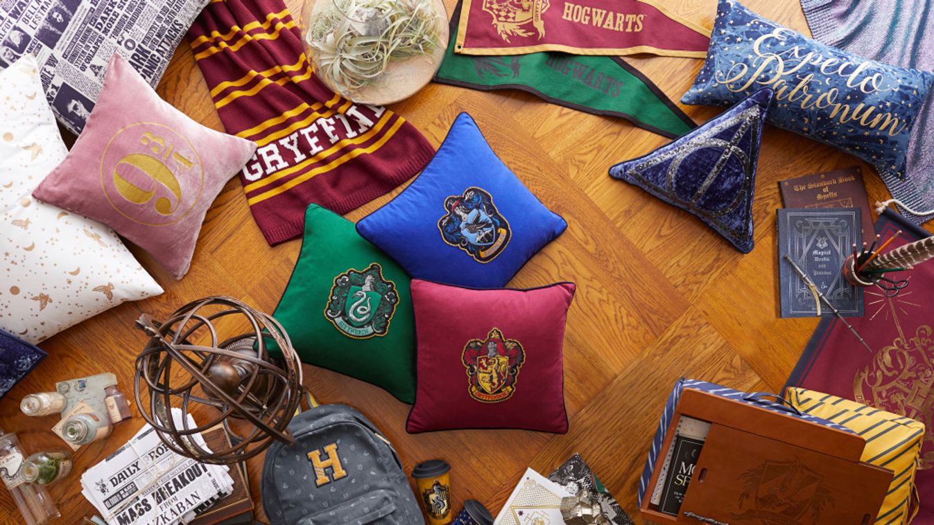 harry potter for pbteen
pottery barn moneyish
Harry Potteres bútorok 
Harry Potter termékek – galéria 