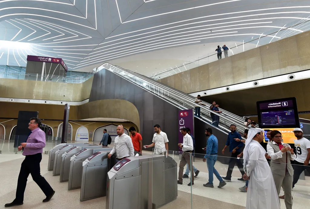 Doha, 2019. május 8.
Az első dohai metróvonal egyik állomása 2019. május 8-án, amikor megindul a közlekedés az új létesítményben. A 2022-es labdarúgó-világbajnokságra készülő Katar fővárosban 2020-ra épül ki a három vonalból álló teljes metróhálózat.
MTI/EPA/Nusad Szekkajil 