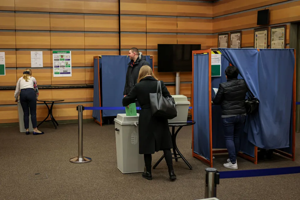Választás 2022, 2022-es magyarországi országgyűlési választás, szavazás, Erzsébet tér, Polgármesteri Hivatal, Budapest 