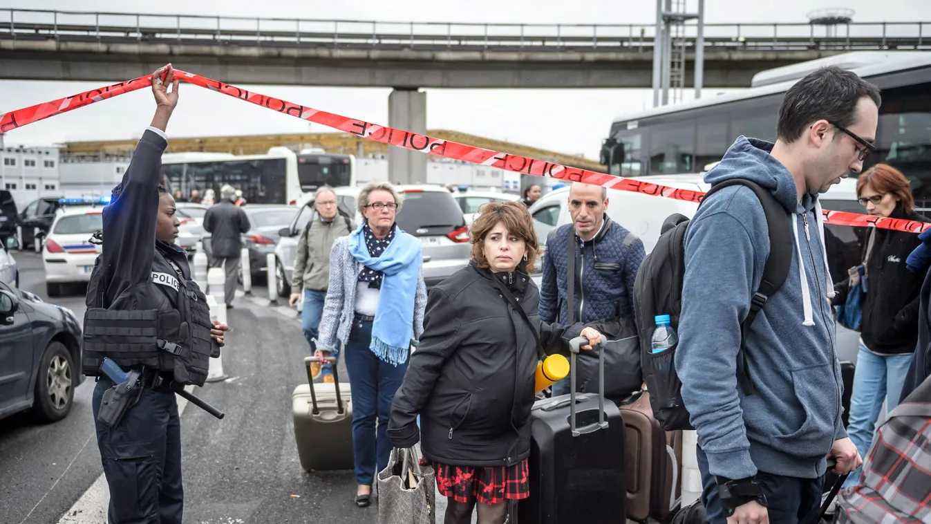 francia támadás Orly reptér repülőtér katona fegyver Párizs Franciaország 