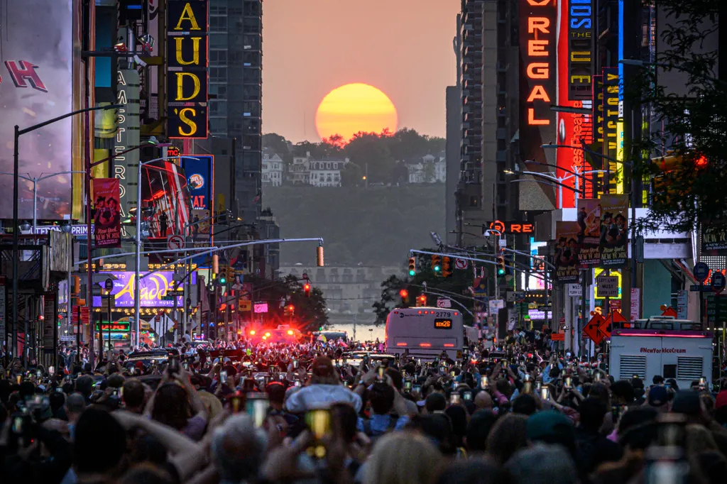 Manhattanhenge, manhattani napforduló, Tömegek nézték a tökéletes napnyugtát Manhatten-ben, ami évente csak két alkalommal figyelhető meg, galéria, 2023 