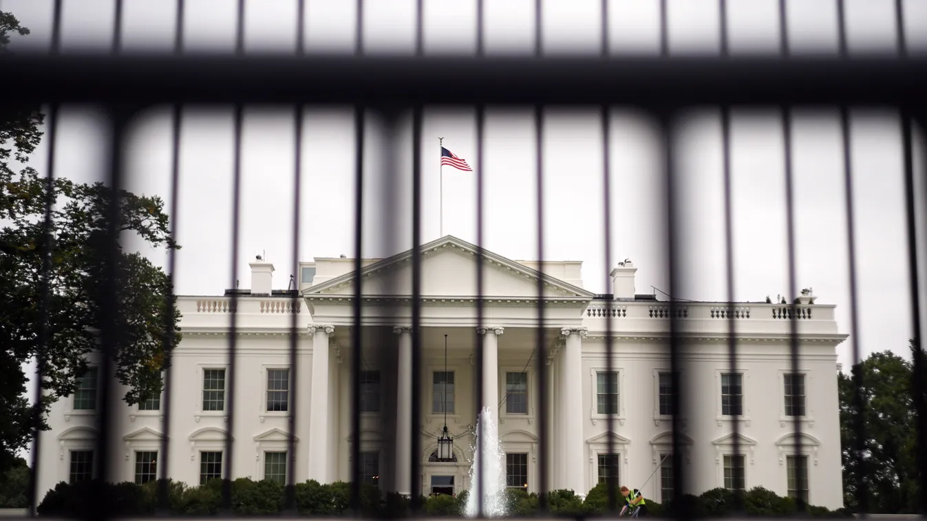 The White House is seen behind a dual layer of fencing on October 3, 2014. A new director has been appointed to head the Secret Service after a series of security breeches.  AFP PHOTO/Mandel NGAN 