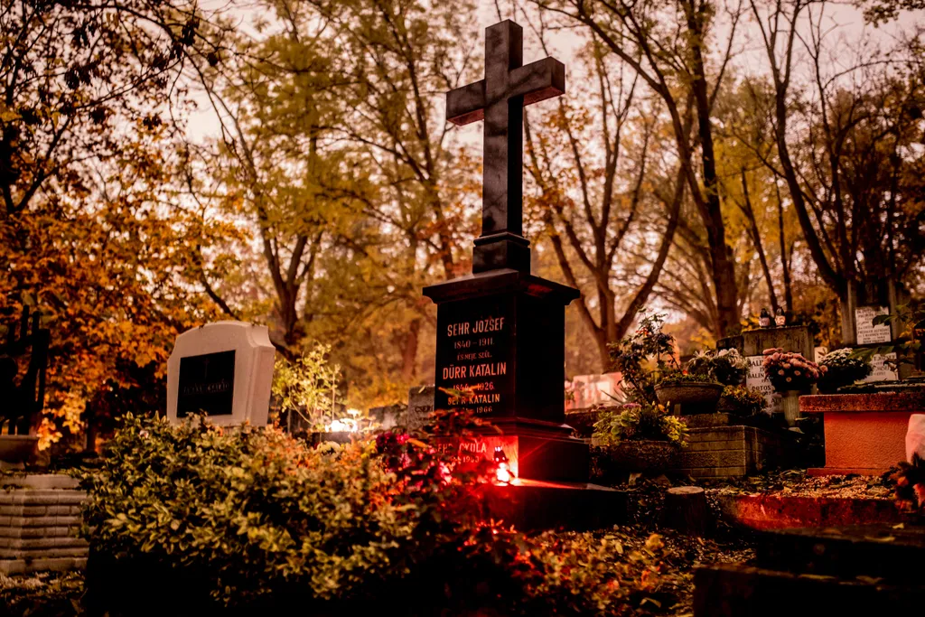 temető, halottak napja, budapest, magyarország, október 30., sír, sírok, Farkasréti, este 