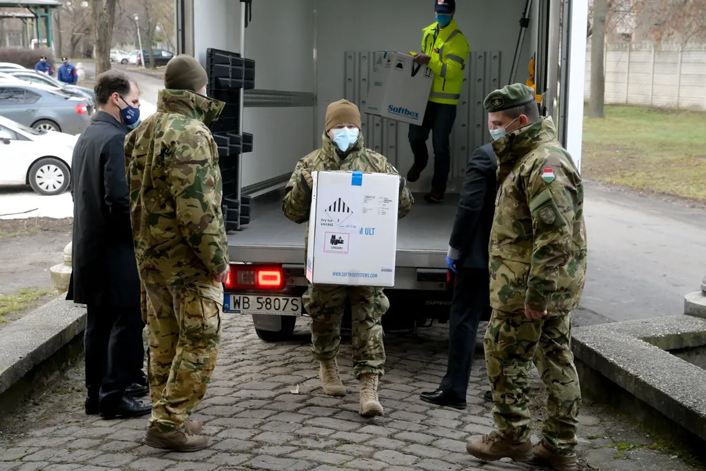 Koronavírus - Megérkezett az első vakcinaszállítmány Budapestre 