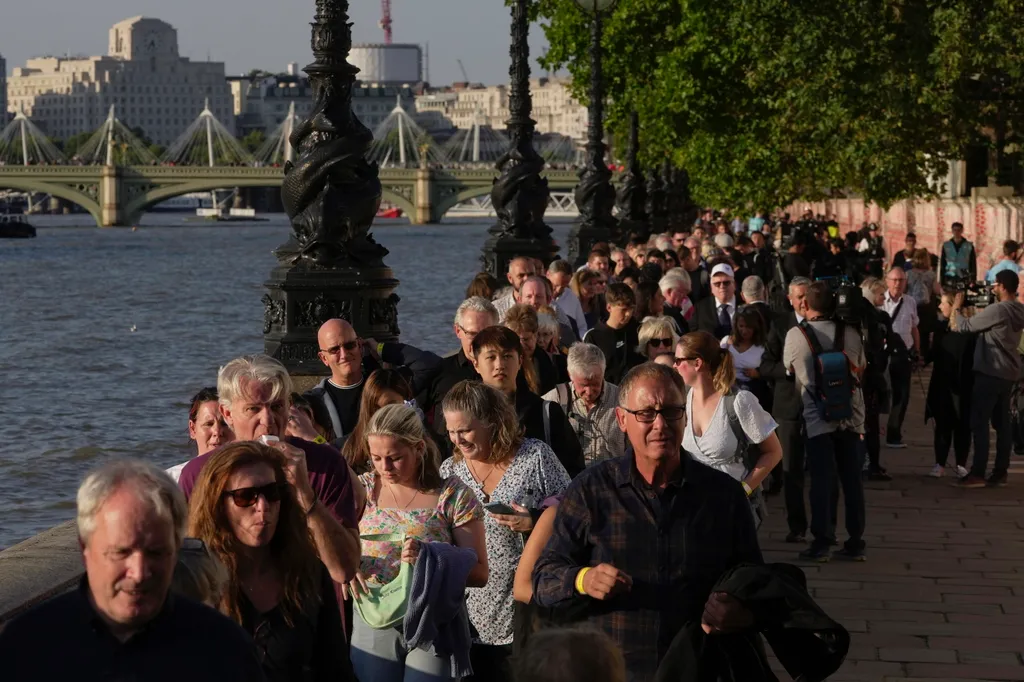 II. ERZSÉBET London, 2022. szeptember 14.
 II. Erzsébet ravatal a Temze partján, hogy leróják kegyeletüket a londoni Westminster-csarnokban felravatalozott II. Erzsébet királynő előtt 2022. szeptember 14-én. A szeptember 8-án, 96 éves korában, uralkodá 