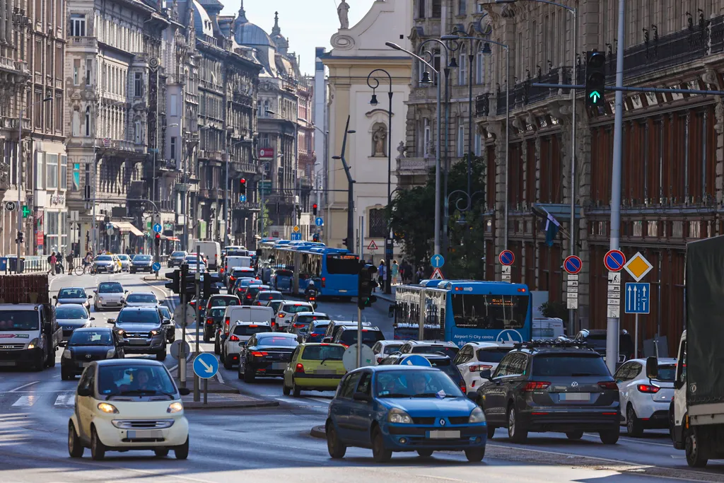 dugó, torlódás, forgalom, közlekedés, lezárás, Budapest, Kossuth Lajos utca, 2021.06.16. 