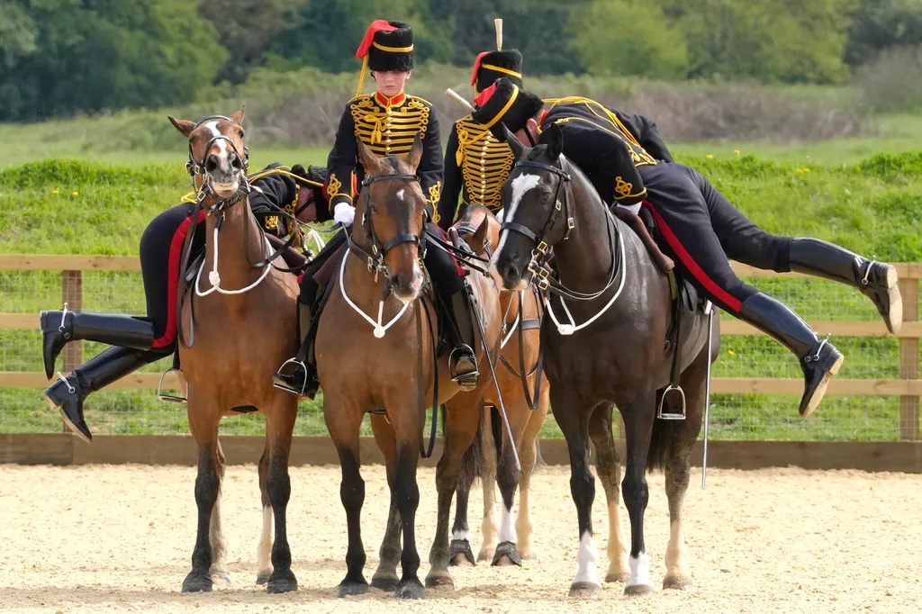 III. Károly brit király, Brit koronázásra készülődés, Király, angol, Charles,  Károly angol király,
A királyi lovas tüzérség katonái a koronázási ünnepségre próbálnak a londoni Woolwich laktanyában 2023. április 24-én. III. Károly brit királyt május 6-án 