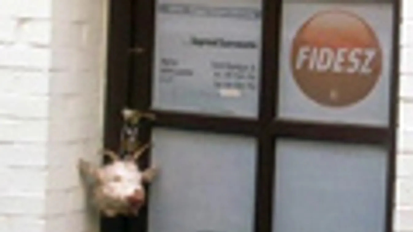 levágott kecskefejet akasztottak a fidesz soproni irodájának ajtajára