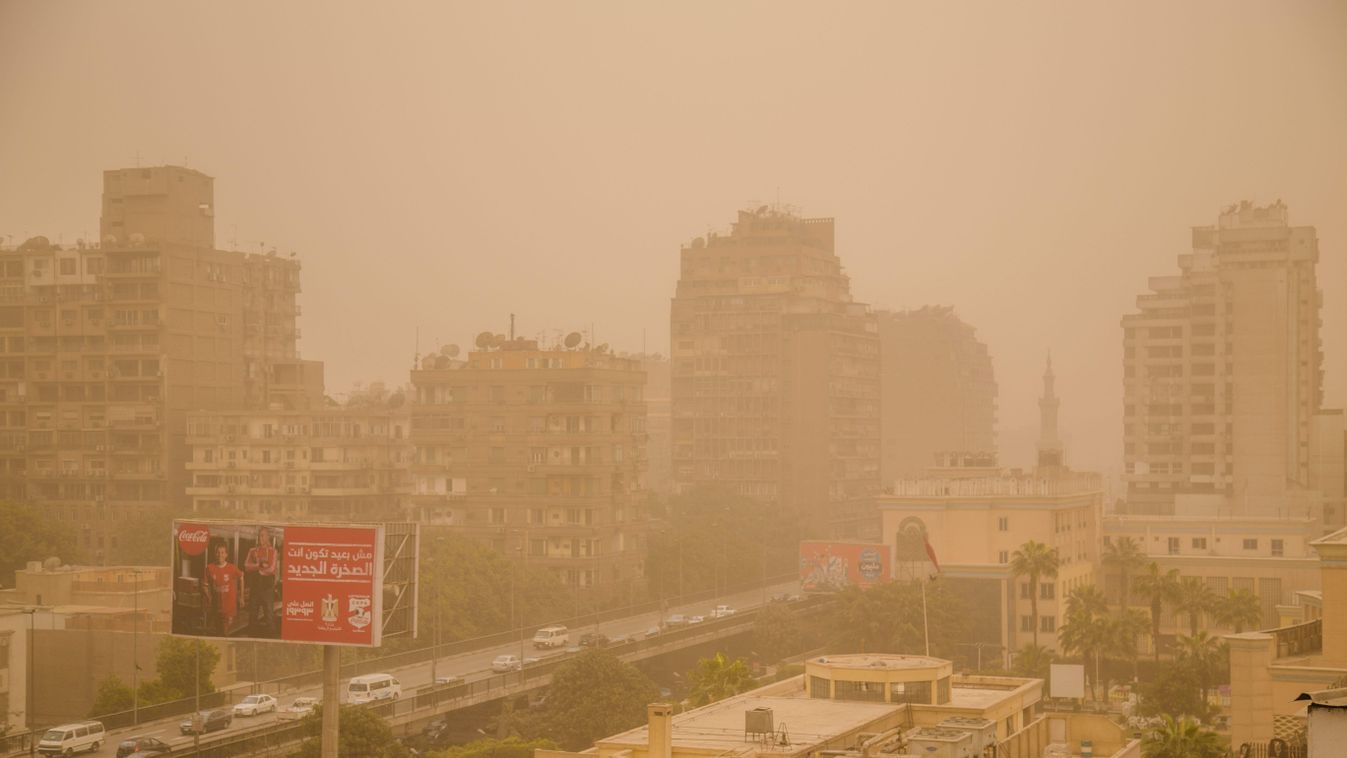 Kairó, 2015. február 11.
Homokvihar Kairóban 2015. február 11-én. Az egyiptomi fővárosban második napja tartó vihar miatt egyes légi járatokat az ország más reptereire irányították.
MTI Fotó: Máté Bence 