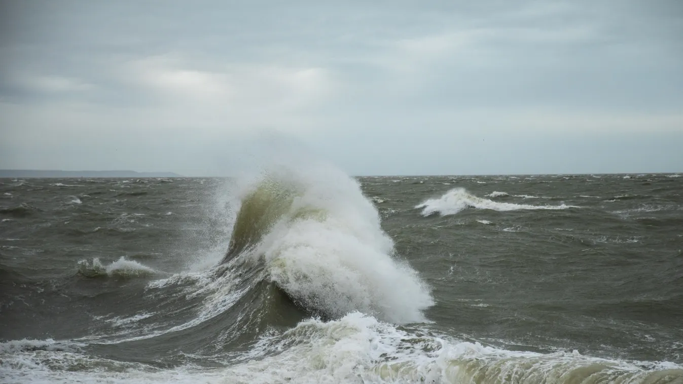 anglia, Eunice, vihar, brit, tenger, hullám, hullámok, szélvihar, szél, tengerpart, part 