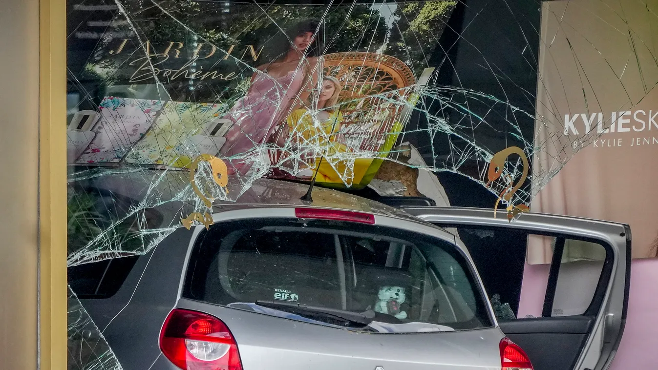 Berlin, 2022. június 8.
Egy üzlet kirakatába csapódott autó a berlini Breitscheid tér közelében elkövetett gázolás helyszínén 2022. június 8-án. Sajtóhírek szerint egy ember életét vesztette és nyolcan megsebesültek, miután egy kisautó a gyalogosok közé h