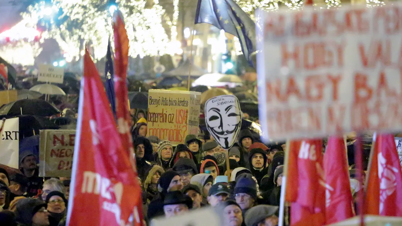 MostMI kormányellenes tüntetés az Operaház elött 2015.január 2-án MostMI kormányellenes tüntetés az Operaház elött 2015.január 2-án 