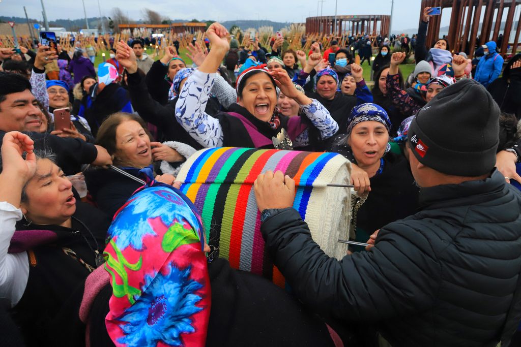 Mapuche, Mapuche nők, szövés, guiness rekord, guiness, szövők, chile, chílei nők, őslakosok, rekord, Guiness rekordot döntenek chilei nők egy egy kilóméteres vászon megszövésével 