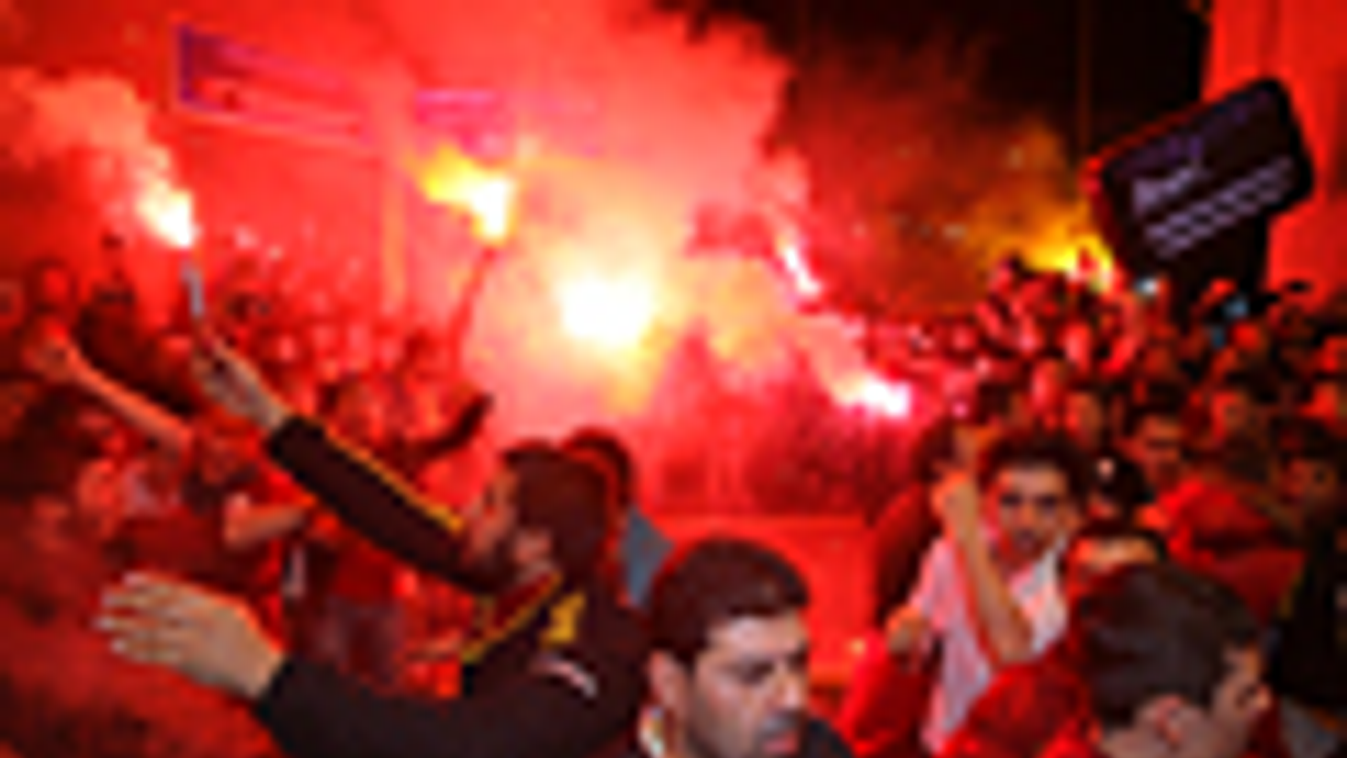 Galatasaray szurkolók várják a Manchester United játékosait az Atatürk reptéren Isztambulban