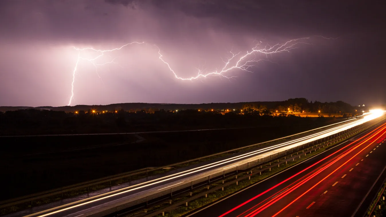 autópálya ég este hosszú expozíciós idővel készült felvétel KÖZLEKEDÉSI LÉTESÍTMÉNY NAPSZAK TÁJ vihar villám 