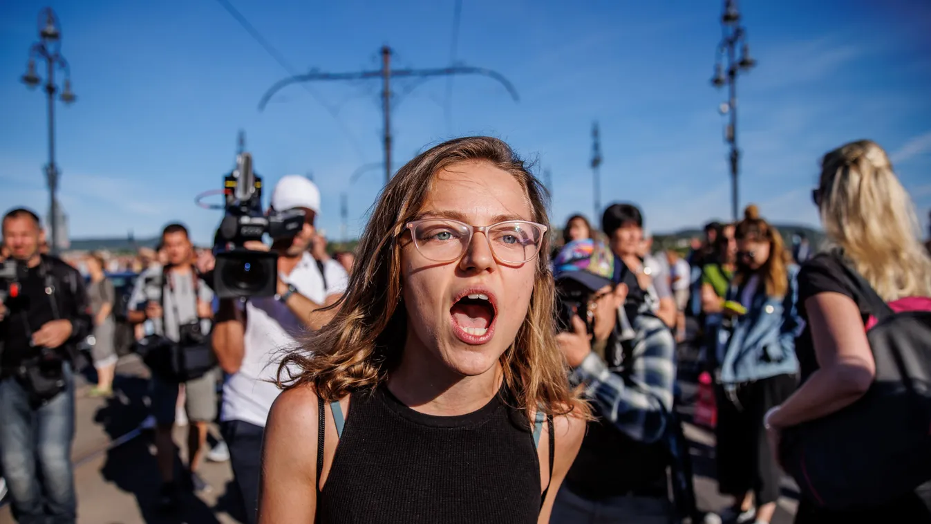 KATA, tüntetés, változtatás, KATA adózás változás, miatti, tiltakozás, demonstráció, futár, futárok, Budapest, Margit híd, pesti hídfő, 2022.07.18., hétfő, reggel 