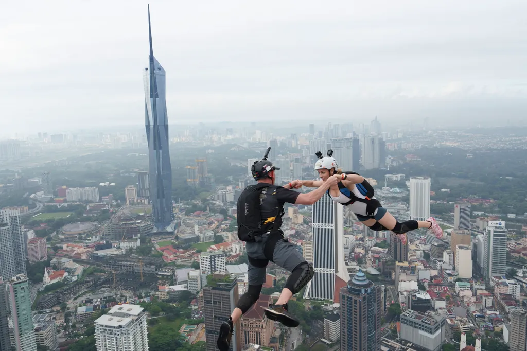 KL Tower, malajzia, bázisugrás, ejtőernyő, világ 7. legmagasabb tornya, Kuala Lumpur, 2023. 02. 03., torony 