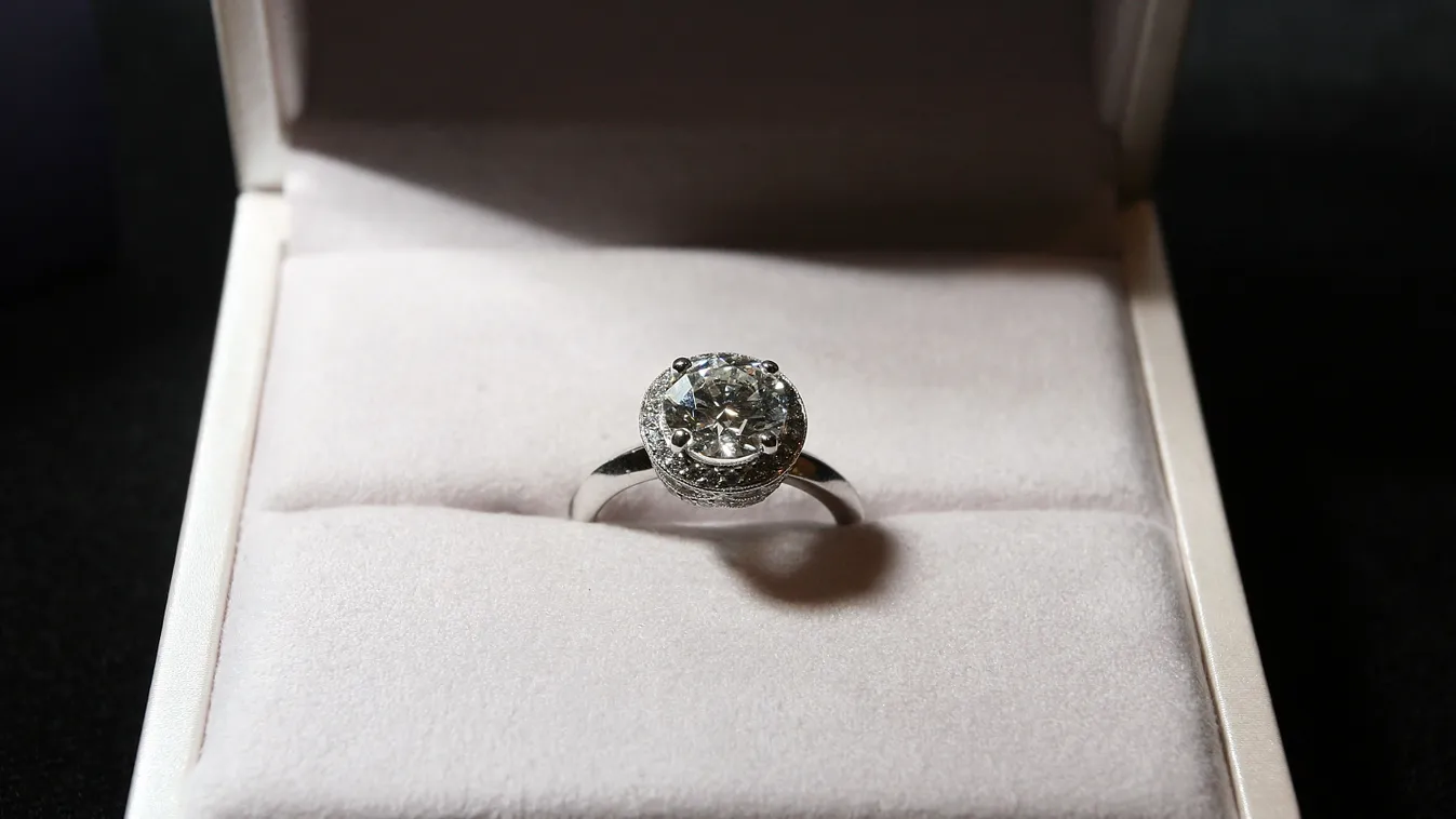 gyémánt eljegyzési gyűrű 