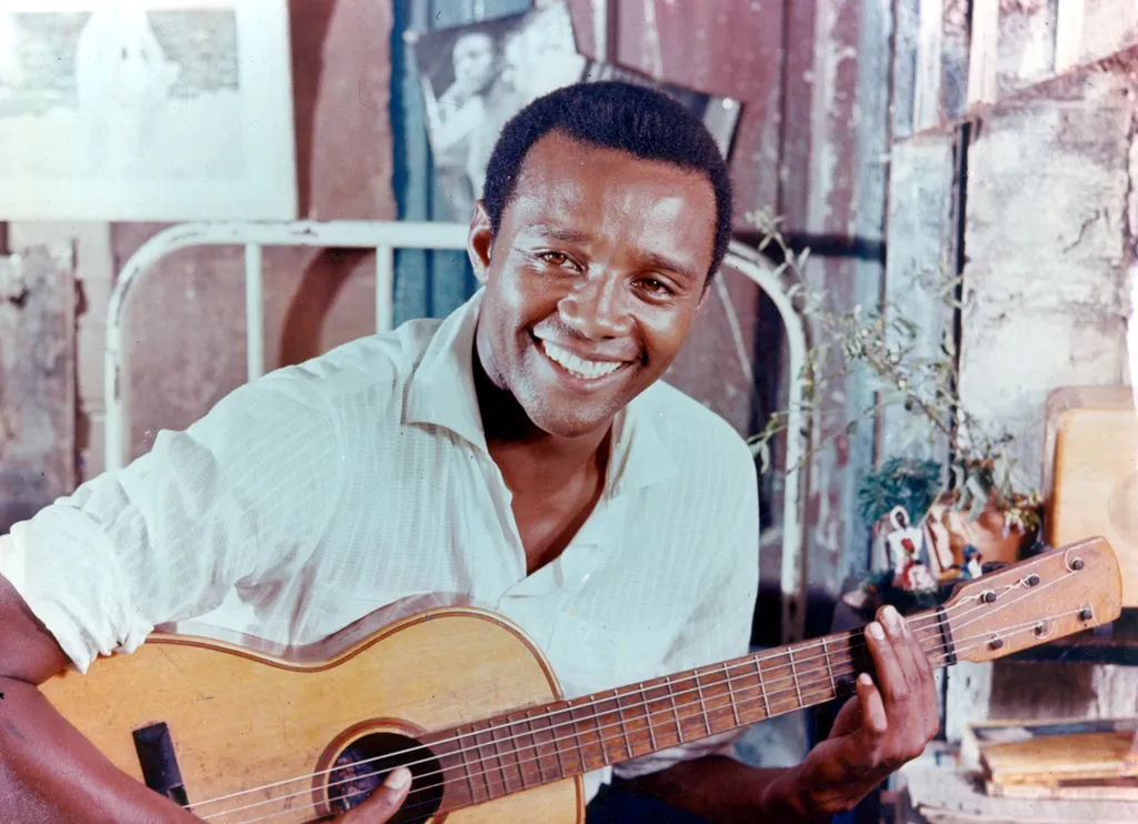 Orfeu Negro Cinema musician movie film still movie still publicity still production still brazilian 1950s fifties Horizontal MAN GUITAR GUITARIST PALME D'OR FILM 