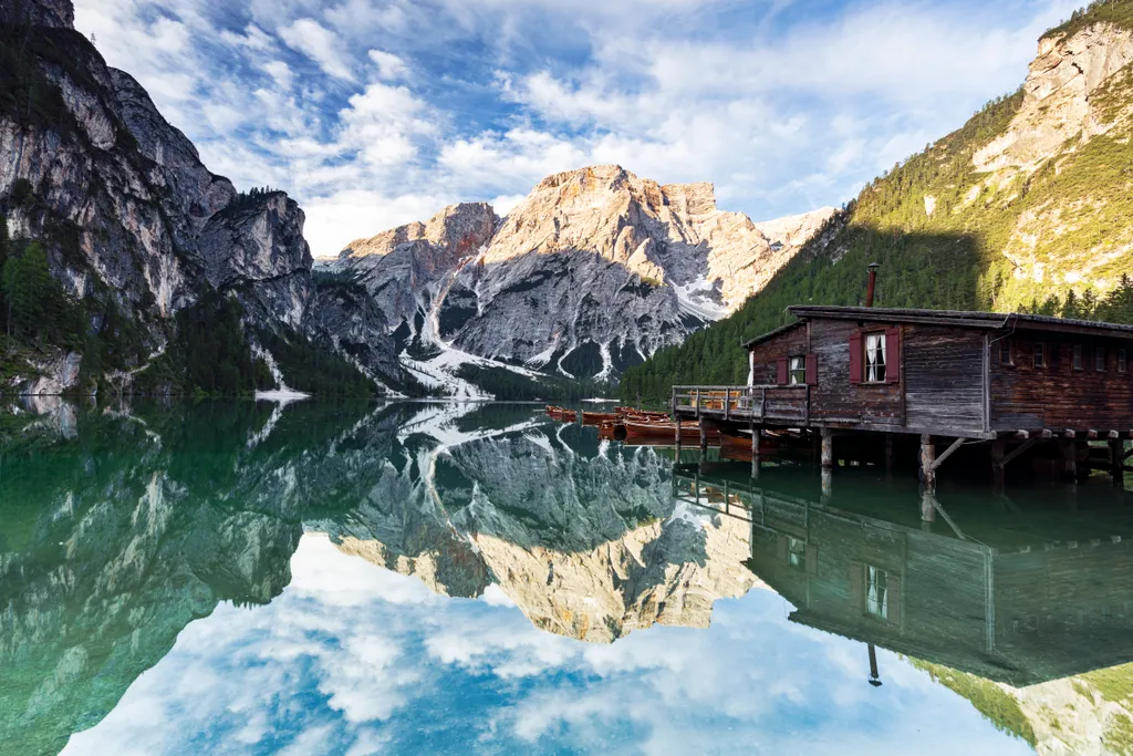 Képeken egy varázslatos alpesi tó Dél-Tirolban, Braies-tó, galéria, 2023 