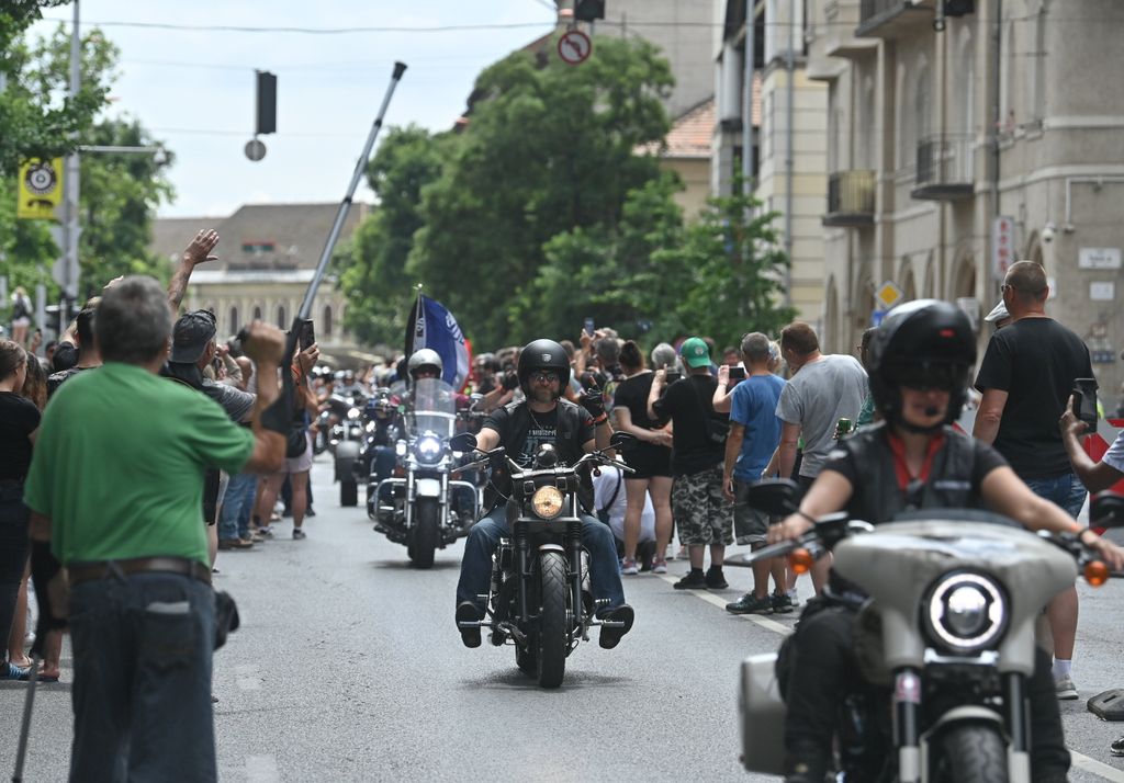 Budapest, Motorosok a Harley-Davidson amerikai motorkerékpár-gyártó fennállásának 120 éves jubileuma alkalmából szervezett budapesti fesztivál, Szabadság híd, 2023. 06. 24. 