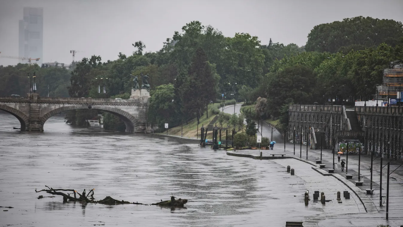 Torino, 2023. május 20.
A medréből kilépett Pó folyó Torinóban 2023. május 20-án. Emilia-Romagna tartományban a folyók, patakok áradása és az esőzés okozta földcsuszamlások miatt a legmagasabb fokozatú készültség van érvényben továbbra is. Az Olaszországo