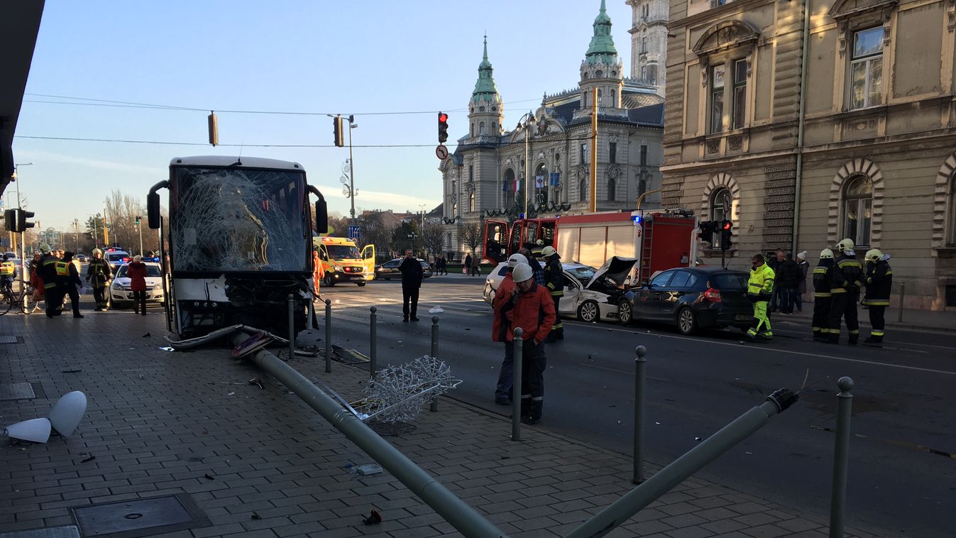Turistabusszal ütközött egy taxi és egy személyautó Győr belvárosában 2016. december 3-án reggel, a buszon utazó egyik utaskísérő és a taxi vezetője beszorult a járműbe, őket a tűzoltók vágták ki, mindketten súlyosan megsérültek. 