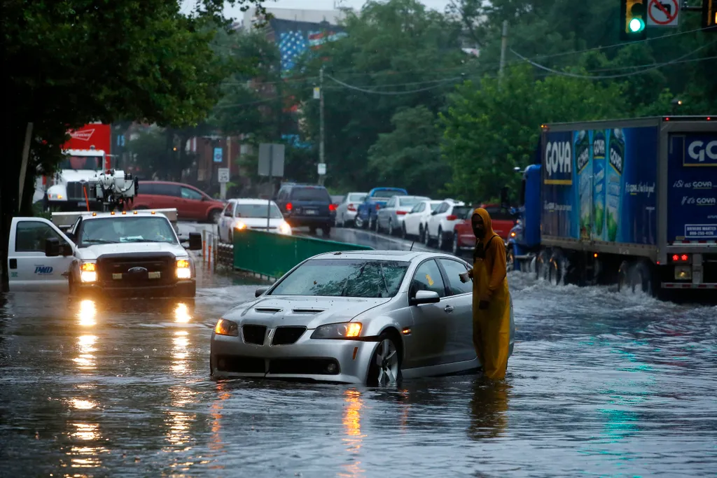 Philadelphia, 2020. augusztus 4.
Árvízben elakadt járművek az Ézsaiás trópusi vihar elvonulása után Philadelphiában 2020. augusztus 4-én. Pennsylvania államban a vihar számos településen áradásokat okozott.
MTI/AP/Matt Slocum 