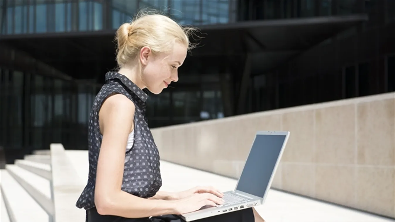 Businesswoman, using, laptop, working, outdoors, nő, lány,  számítógép,  munka, blog, 