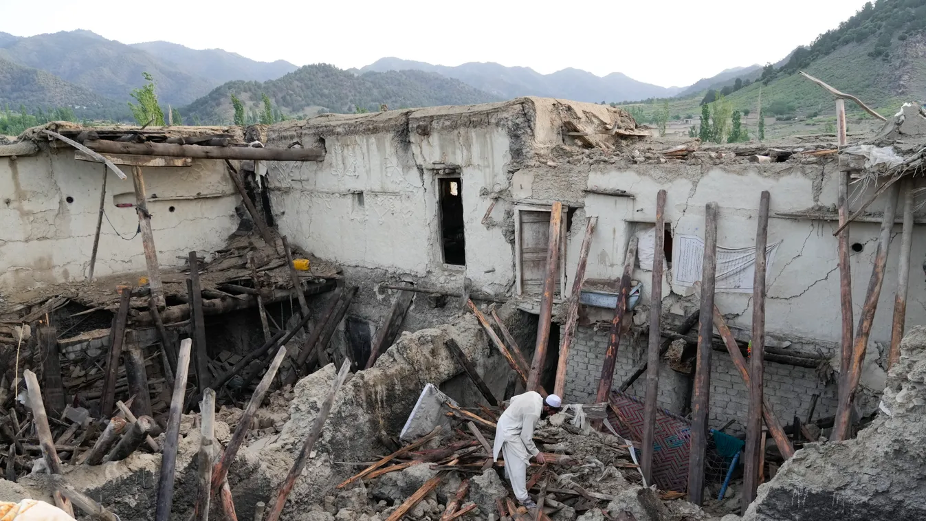 Gajan, 2022. június 23.
Házromok között egy férfi a kelet-afganisztáni Paktika tartományban fekvő faluban, Gajanban 2022. június 23-án, miután az előző nap 6,1-es erősségű földrengés volt a térségben. Több mint ezer ember életét vesztette, mintegy ezeröts