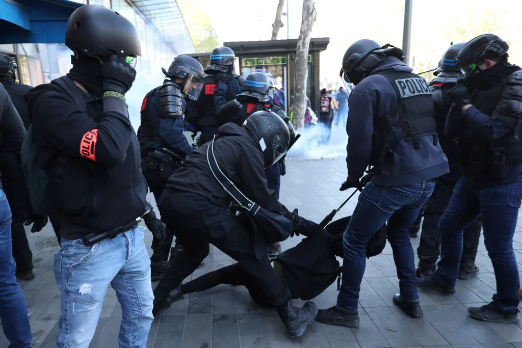 Párizs, 2019. április 20.
A francia kormány szociális és adópolitikája ellen tiltakozó sárgamellényesek párizsi tüntetése 2019. április 20-án. Ez a huszonharmadik egymás utáni szombat, amikor a sárgamellényesek utcára vonulnak Franciaországban.
MTI/EPA/Ju