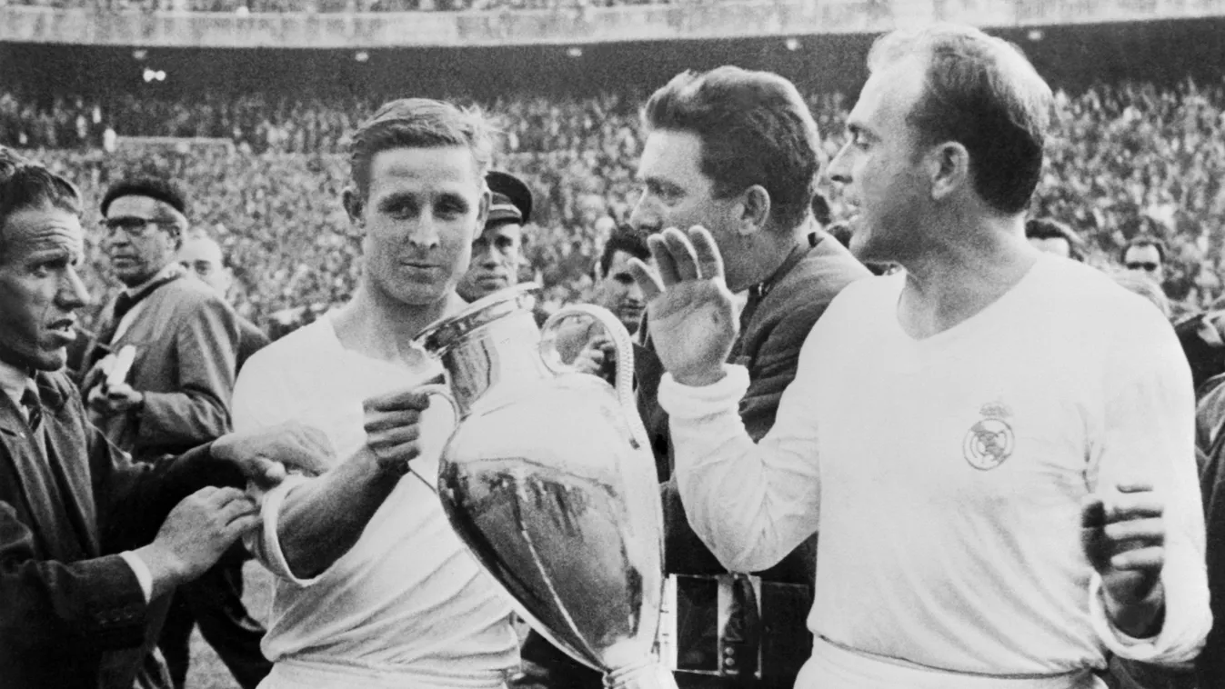 SOCCER-REAL MADRID-FIORENTINA-KOPA-DI STEFANO Horizontal EUROPEAN CUP MATCH TROPHY SOCCER PLAYER FOOTBALL BLACK AND WHITE PICTURE 