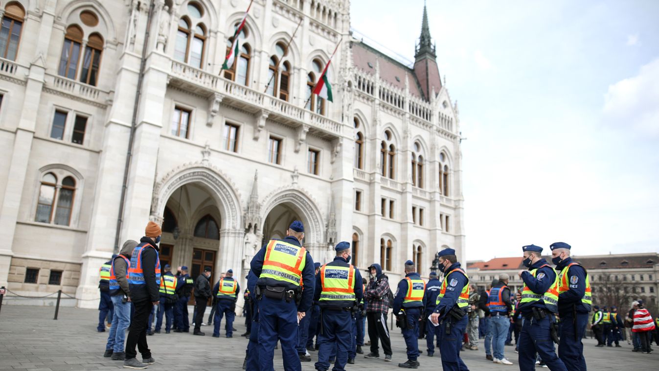 Gődény György és hívei pedig szintén 11-től az Országgyűlés előtt gyülekeznek.
Mi Hazánk-tüntetés a Kossuth téren, A Mi Hazánk párt hirdetett vonulós tüntetést március 15-én 11 órára Budapestre, a Vigadó térről vonulnak a Parlamenthez
2021.03.15. 