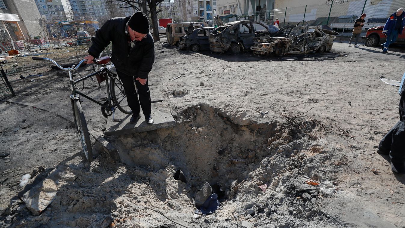 Orosz-ukrán háború, ukrán konfliktus, harc, Ukrajna, Kijev, általános utcakép, utca, bombázás, kráter 