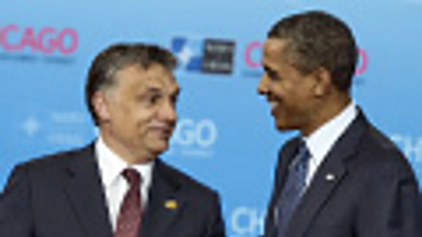 A NATO kétnapos csúcsértekezletére érkező Orbán Viktor magyar miniszterelnököt fogadja Barack Obama amerikai elnök (j) és Anders Fogh Rasmussen, a NATO főtitkára (b) az Illinois állambeli Chicagóban 2012. május 20-án, a tanácskozás első napján
