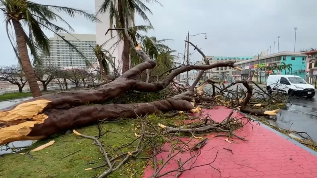 tájfun Tumon öböl Egyesült Államok Guam  Le typhon Mawar fonce sur l'île américaine de Guam dans le Pacifique Horizontal SCREEN GRAB 