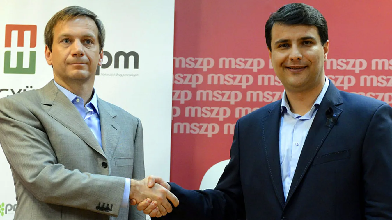 Bajnai Gordon, az Együtt 2014 - Párbeszéd Magyarországért választási szövetség vezetője (b) és Mesterházy Attila, a Magyar Szocialista Párt (MSZP) elnöke kezet fog a szervezetek választási egyeztetése után