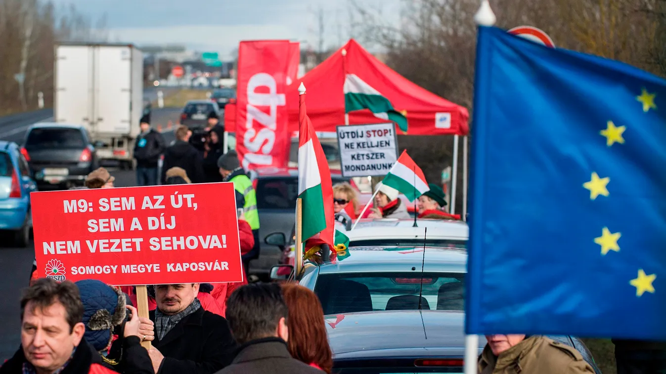 Útdíj - MSZP-s demonstráció az M9-es autóút fizetőssé tétele miatt 