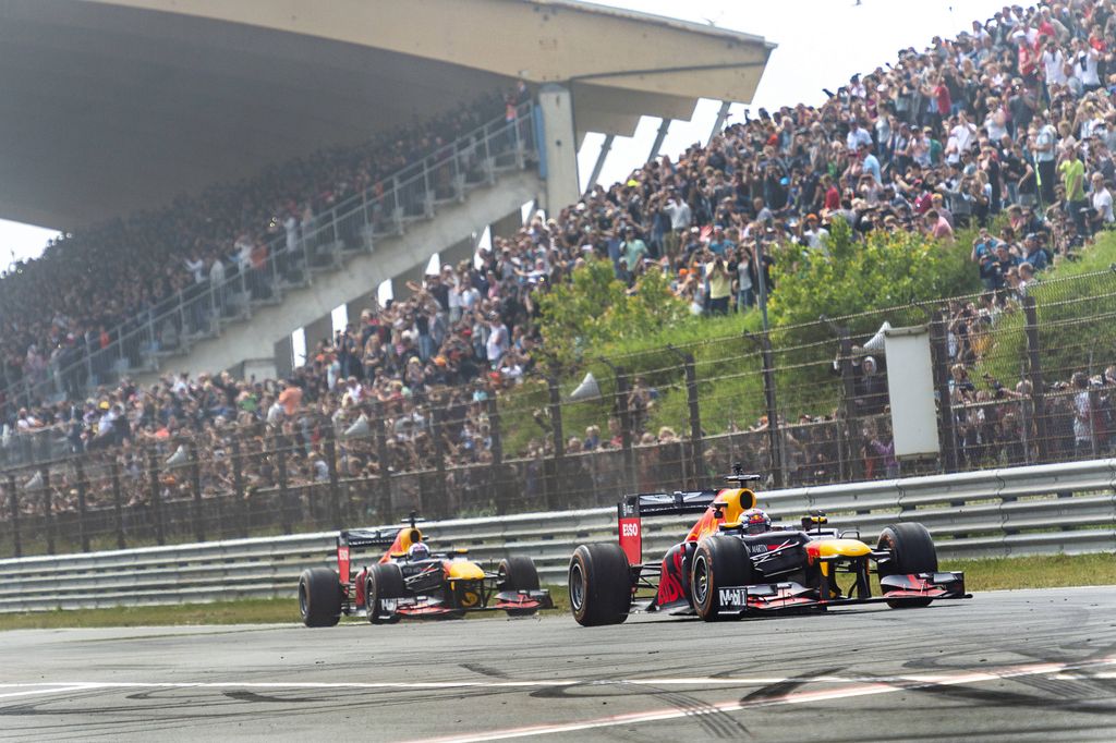 A Forma-1-es Red Bull Racing bemutatója a hollandiai Zandvoortban, David Coulthard és Daniel Ricciardo, Aston Martin 