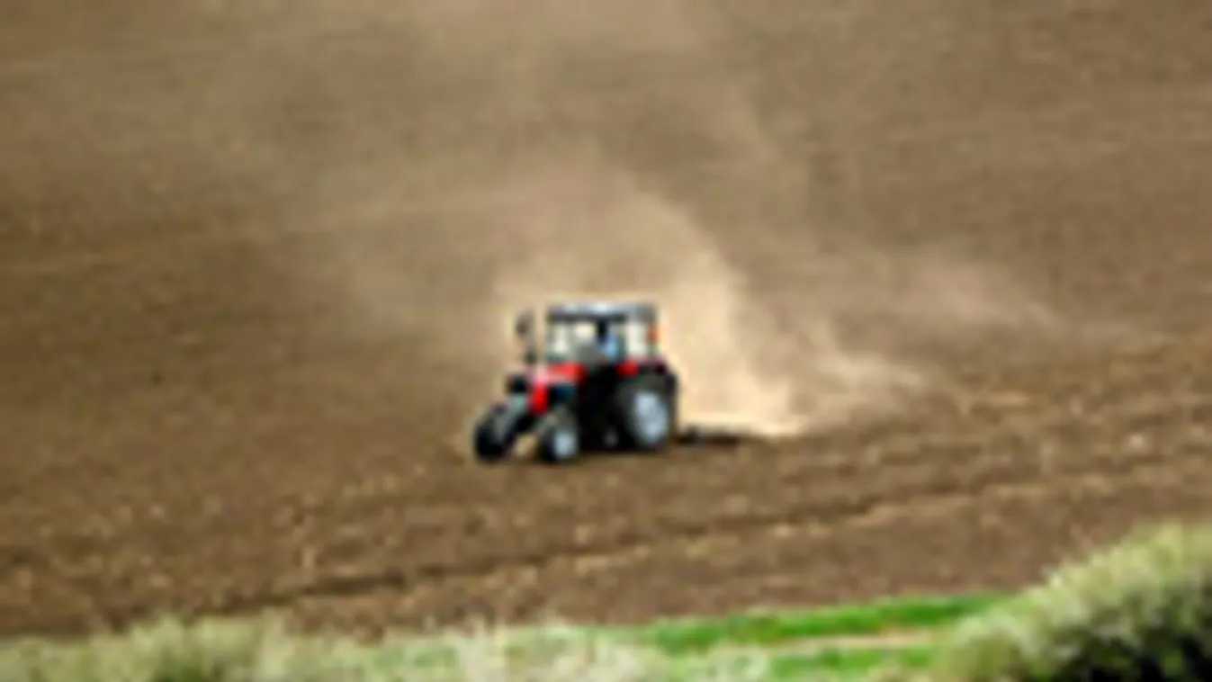 Agrár oligarchák Magyarországon, traktor robog a szántóföldön, mezőgazdaság